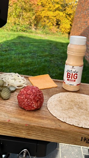 Wir hatten noch Hackfleisch übrig… also warum nicht Big Mac Tacos? 😋 Smashen, mit etwas Gurke, Salat und unserer Mister BIG Sauce toppen, genießen – einfacher geht’s nicht! Ehrlich: lohnt sich auch, wenn man extra einkauft 🔥 #bigmactacos #smashedburger #beefbandits | Beefbandits