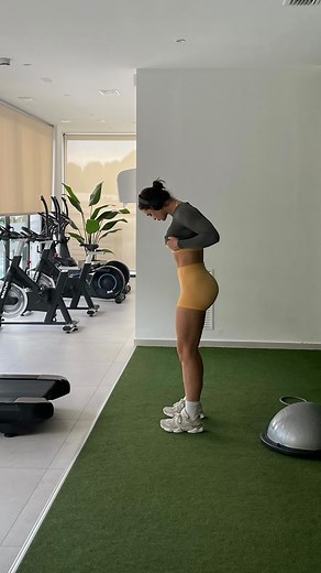 Puck van Drenth on Instagram: "A question I get asked a lot is how I build my physique (mostly legs and glutes) while staying lean. Well, I didn’t stay as lean as I am now through the whole process. I did a 2 year bulk and gained +/- 20 kgs. After my bulking phase I ate on maintaining for 2 years, and here we are now. The maintenance fase allowed me to still gain muscle while losing my gained fat mass! Both leggings are from @dfyne.official (dissy code: PUCK) The glute workout that got me these 