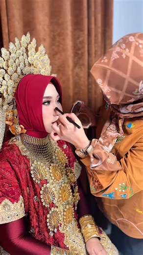 MUA LOMBOK - SUMBAWA / Tina Lovastel on Instagram: "Barodak look bride cantikku @ayusafitri20 ✨ . . Makeup @tinalovastel Wardrobe & Dekorasi @maziyadecor Hijab do @dian_septi95 MC @rini.brivanto . . Cantik bareng Kak Tina yuk… Untuk info PL dan Booking, bisa DM atau Wa ke Kita yah...🤗 . ✅ Makeup Wedding ✅ Makeup Prewedding ✅ Makeup Engagement ✅ Makeup Photoshoot ✅ Makeup Wisuda ✅ Private Makeup . Melayani Jasa dalam Kota & Luar Kota. Harga menyesuaikan. . Info Booking bisa hubungi #contactperso