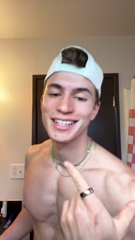 Joel Erdmann on Instagram: "Brining good vibes your way :) #malemodel #model Dc: @bachbuquen"