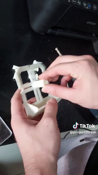 Toda vez que vou furar uma parede uso métodos simples para captar a sujeira do processo e evitar limpar os demais objetos ao redor. Então dessa vez resolvi imprimir um guia que encontrei no thingverse com a proposta que serviria para recuperar a poeira e guiar a broca. Imprimi também os suportes do varal para cortina que retiramos na reforma, este suporte eu que projetei com base no original que estava quebrado. #suportevarao #varaocortina #cortina #cortinasala #cortinas #suportecortina #guiafur