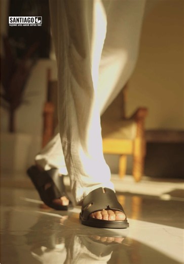 ليست كل القطع تُرتدى... بعضها يُحكى عنها. صندالة جلدية صُممت للرجل الذي يقدّر التفاصيل، ويعرف أن الأناقة الحقيقية لا تحتاج إلى ضجيج. #insta #fbk
