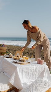 KHLOE on Instagram: "Mon obsession de 2023 reste la même pour 2024 🧺✨ Je suis tellement fière d’être devenu créatrice de bonheur, en voyant toutes ces images, je me rends compte que l’amour et la joie se multiplient. Je suis heureuse, donc je crée une petite entreprise pour distribuer l’amour et je rend à leurs tours mes clients heureux 🥹 et sachez que cette boucle seras sans fin 🙏🏼 Tu veux faire partie de ces personnes heureuses ? Je te laisse alors réserver ton picnic ❤️🌹 Tout le monde a 