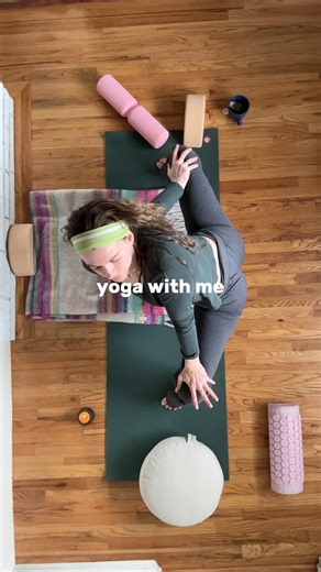 Samantha Jane on Instagram: "5 ways to build an irresistible home yoga practice 1. choose a dedicated space for your mat so it’s always ready for you—having a visual reminder makes it easier to stay consistent 2. create a simple ritual before you begin, like lighting a candle or taking three deep breaths, to shift your mind into practice mode 3. follow a set sequence for your first few poses (like cat-cow, downward dog, and a forward fold) so you never feel stuck on where to start 4. use a playl