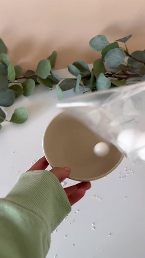 Adding colourful polystyrene balls to your cakes is a popular trend at the moment - and people love it for a reason! These bold additions to your cakey creation add depth and dimension, and they're so quick and easy to make. Watch @bake.works show how it's done! ✨ | Cake Craft World - Official Site