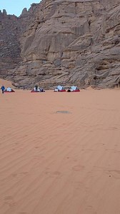Voilà comment se déroulera notre soirée, une soirée tranquille entre les montagnes et les sables rouges😊🥰 pour réserver WhatsApp 0660 67 46 42 #tadrart #gratitude #bivouac #Touaregs #sahara #emotions #peinturesrupestres #algerie | Tadrart Voyages Djanet