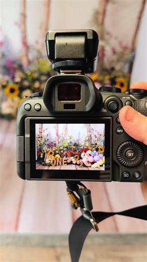 Today’s floral Cake Smash set with a balloon arch tucked in :) so pretty! ##cakesmashphotography##southamptonphotographer##flowercakesmash##eastleighphotographer##winchesterphotographer