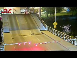 Frau stürzt in sich öffnende Klapp-Brücke