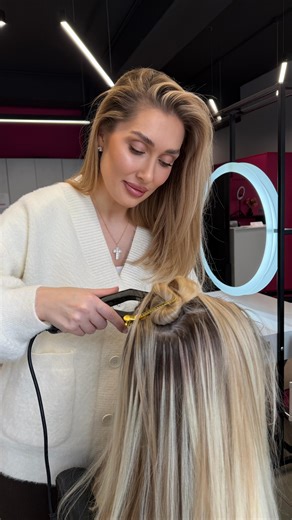 Elena Dumitras on Instagram: "@irina.stolearenco Azi a fost ziua aia de self-care serios ✨ Mi-am făcut alungirea părului pe capsule și sunt, fără exagerare, mega mulțumită. Textura, prinderea, felul cum cade părul — totul e fix cum trebuie. Ușor, natural, fără „efect artificial”. Și partea funny? 😌 Da, ăsta e meșterul la care merg toți bloggerii și persoanele cunoscute. Gen… dacă știi, știi. Nu e hype de Instagram, e muncă făcută corect. Când ajungi să nu mai explici de ce alegi un om, ci doar 