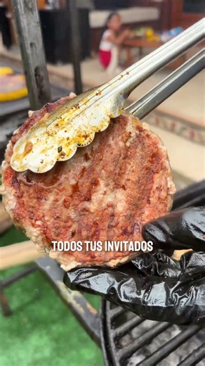 Esto es lo que pasa cuando quemas una piña directamente en el carbón de tu parrilla 🍍‼️ Después ...
