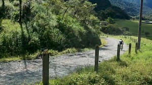 La URS es la primera entrada legítima de BMC en el mundo del gravel. Inspirada en la bicicleta de montaña con una geometría bastante progresiva, posee estabilidad a velocidades altas y en terrenos más sueltos, manteniendo una muy buena agilidad, una estetica impecable y una filosofía de diseño muy inteligente basado en bicicletas de MTB. | Ciclo Boutique
