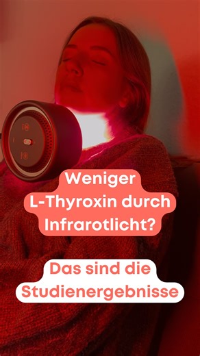 Wissen zu Hashimoto & Schilddrüsenunterfunktion | Maggy on Instagram: "Nachtrag: Das Gewinnspiel ist beendet. 💡Was das so besonders macht? In Studien zur Low-Level-Laser-Therapie (LLLT) zeigte sich: Teilnehmende mit Hashimoto konnten unter ärztlicher Begleitung ihre L-Thyroxin-Dosis reduzieren oder sogar absetzen. Gleichzeitig besserte sich das Schilddrüsengewebe im Ultraschall sichtbar. 🔬 Wie funktioniert das? LLLT nutzt nah-infrarotes Licht mit 830-nm-Wellenlänge. Diese regt laut Forschung d