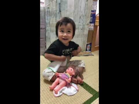 自分のおっぱいを人形に飲ませようとする2歳の娘。#あかちゃん #子どものいる暮らし #授乳 #赤ちゃんの日常 #室内遊び
