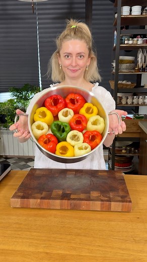 M-am trezit de dimi ca o mătușică și m-am apucat de treabă să fac ardei pentru “cinșpe” oameni. Eu vă las aici ingredientele pentru 7-8 ardei grași și frumoși, nu pentru tot blocul cum am făcut eu, plus că am făcut și perișoare după din aceeași compoziție, doar că am pus vreo două ouă. 🤪 - 7-8 ardei (mie îmi plac ăștia grăsani colorați pentru că sunt mai dulci) - 1 kg carne de vită-porc, mai mult vită; - 100 gr orez; - un morcov; - o ceapă uscată mare; - o ceapă verde sau niște praz; - o legătu