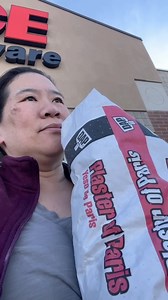 My friend @jiwoongcheh taught me literally everything I know about casting and moldmakjng in graduate school! I will never understand why when I told one of the professors in graduate school that I didn’t know how to cast, that has reaction was “don’t you teach each other anything?!?” Uh… I thought that was your job? 🙄Long story short, grad school was quite miserable for me, for this and other reasons. I had mixed plaster many times in undergraduate school, but I’ve never seen plaster mixed the