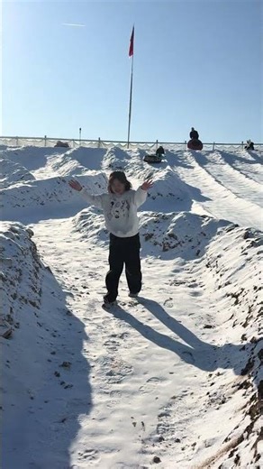 Snow tubing mishap throws rider off tube in Hebei, China