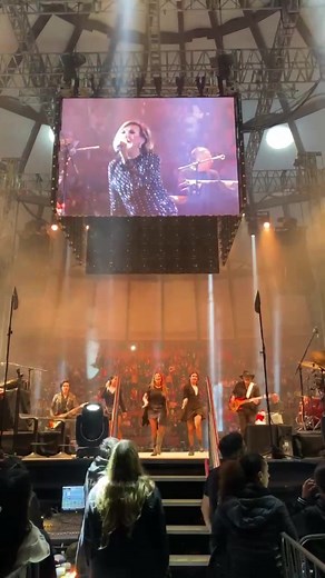 ¡Morelia, gracias por un SOLD OUT más! La mejor sorpresa con sus pompones ❤️🤍 y las más felices de regresar siempre, nos fuimos con el corazón muy contento. ¡Esperamos regresar pronto! #Flans #Pandora #pop #80s #musicapop #show #envivo #live #tour #popisnotdead #gira #Morelia