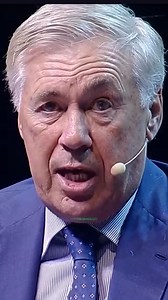 El poder del entrenador va más allá de la táctica. Es una responsabilidad enorme porque se trata de gestionar personas, no solo futbolistas. ⚽🧠 Carlo Ancelotti lo tiene claro: cuando construyes una buena relación personal con los jugadores, su rendimiento profesional se eleva. En un equipo, solo juegan once y siempre habrá quienes no estén conformes. Pero un entrenador que entiende a sus jugadores, que los escucha y los motiva, logra que todos trabajen con el mismo compromiso. 💪🔥 El fútbol es