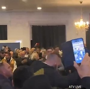 VIDEO | Festë me "goma rezervë" në Mitrovicë pas fitores së Faton Pecit | Zeri