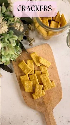 Cracker fatti in casa super friabili | Ricetta facile per la merenda di tutta la famiglia