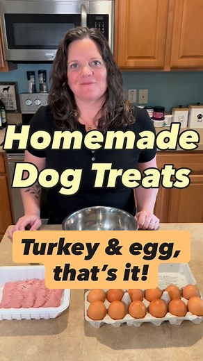 Ground turkey and an egg is all it takes to make our pups’ favorite dog treat! So simple. We had to share! . Here’s the recipe: 1 lb ground turkey 🦃 1 egg Mix together Scoop mixture onto parchment lined baking sheet (1 tsp scoops) Bake at 350 degrees F for 30 mins Check out their channel video to see the process in action! . Big thanks to @itsnalathegoldenretriever for the recipe! Check out their channel for the video we mention here and tons more healthy dog treat recipes. . . #crunchypup #dog