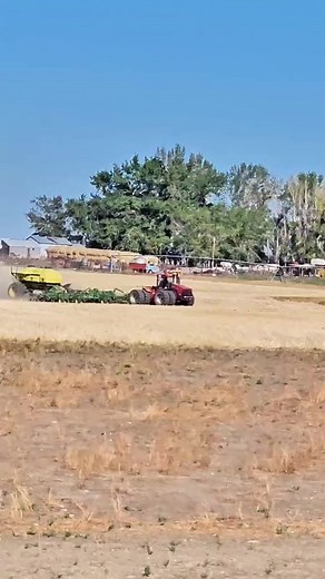 139K views · 821 reactions | Are you Brand loyal in your farm? Let's see some equipment. #trucking #case #farmers #farmfoodtour #farmlife #america #johndeere #farming #mylife | 1HandnFarming | Facebook