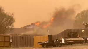 ⚠️🔥 BREAKING FIRE UPDATE — Homes now becoming involved in fires in the Lake Tanglewood area (SE Amarillo) — 12:30pm 3/14/25 Blake Brown Photography | Texas Storm Chasers