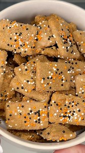 these cookie butter pretzel crackers are about to be your go-to little treat for spooky movie night this halloween season 🥨👻🧡 Ingredients:�2 boxes PRETZELIZED Pretzel Crackers in Sea Salt�½ cup biscoff creamy cookie butter spread�½ cup white chocolate chips�1½ cups crushed Lotus biscoff cookies�½ cup powdered sugar�Halloween sprinkles Instructions:�Melt biscoff cookie butter with white chocolate chips in microwave-safe bowl for 30-second increments until smooth. Pour melted mixture over Pretz
