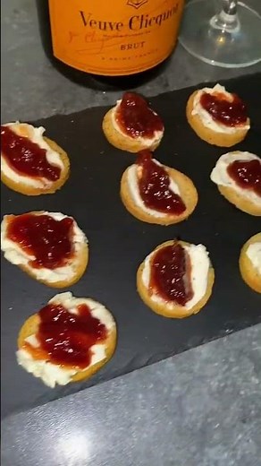 3 second canapés 🥂 perfect for your next dinner party