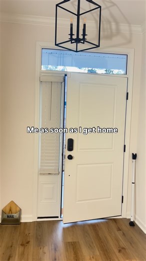 Glueless, Ready To Wear Wigs on Instagram: "Nothing hits like coming home after long day and snatching your wig off. Listen after a full workday and running errands, the minute I walk through that door I have to snatch my wig for instant relief so my scalp finally gets to breathe. I usually wear my wigs all day long, so comfort is nonnegotiable for me. If it’s not fitting right, if it’s too tight, if it’s sliding, it throws my whole day off. That’s why I’m so big on making sure my wigs fit comfo