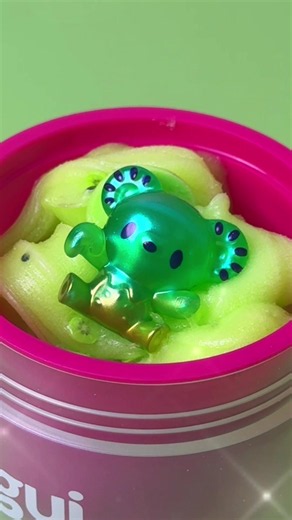 Stay Kiwi Jelli Slime: Tiny Kiwi, Juicy Jelly Stretches