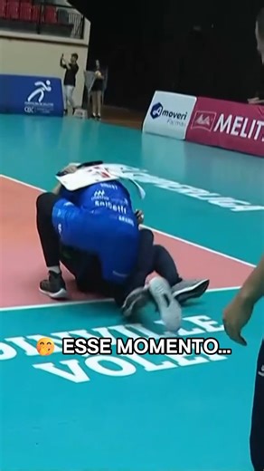 Volleyball World Brasil on Instagram: "#Superliga 🇧🇷: QUEM MAIS REPAROU NESSE CARINHO? 😅 O Joinville recebeu o São José e conseguiu a virada depois de estar perdendo por 0–2. E pra comemorar, o central Robert fez esse “carinho” no técnico Rubinho… 😂🤣 📹: SporTV / VBTV 🏐 #Volei #Volleyball"