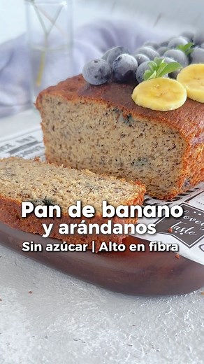 Pastel de banano y arándanos! Alto en fibra 🤤🤤 Este pastel de banano está hecho con harina de almendra, avena y cáscara de psyllium 🌱. Pero, ¿qué es el psyllium? Es una fibra natural que proviene de la cáscara de las semillas de la planta Plantago ovata. El psyllium es conocido por ser un aliado increíble para la digestión, ya que ayuda a regular el tránsito intestinal y promover una sensación de saciedad. Además, puede contribuir a mantener estables los niveles de azúcar en sangre y reducir 