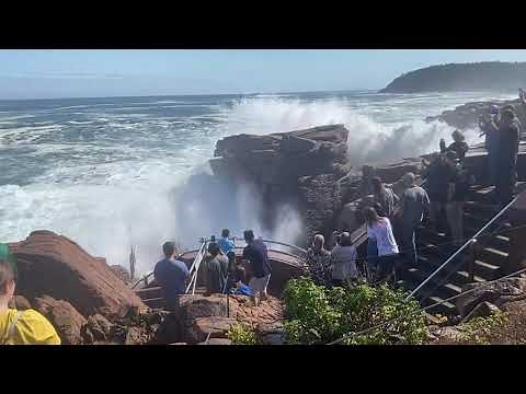 Thunder Hole @ Acadia National Park in Bar Harbor Maine // Massive Waves and Splashes