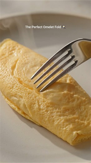 The Perfect Omelet Fold 🍳 #asmr #먹방 #satisfying