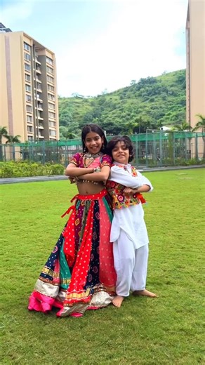 Tvisha Parul Chhabra on Instagram: "Adding cuteness to the trend ☺️🥰 @vidhit.rawat can’t wait to create more fun videos with you buddy 👫 #tvishabharti #reels #viditrawat #vish #reelsinstagram #kiddancer #transition #kidtransition #kidsfashion"