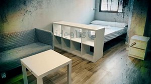 Se alquilan casas tetris: camas detrás de una cortina o en un cajón bajo el suelo del salón