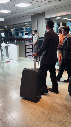 Smart gate smarter than the other one 😂😂 @Kamel Mohammed #crew #ek #ekcabincrew #emiratescabincrew #emiratesairlines #travel #traveltiktok