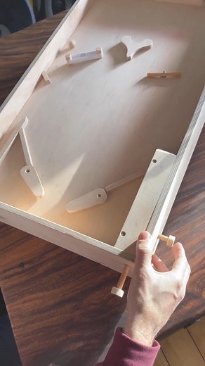 5.8K views | #DIY-#Flipper:  Mit diesem Spiel werden viele von uns wieder in die eigene Kindheit zurückversetzt. Flipperautomaten waren zwischen 1960 und 1980 besonders populär. Wir wollten auch noch einmal Kind sein und haben uns einen Holzflipper gebaut. Die #Anleitung zu diesem coolen Retro-Spiel gibt es hier nachzulesen: https://www.selbst.de/flipper-spiel-66574.html | selbst | Facebook