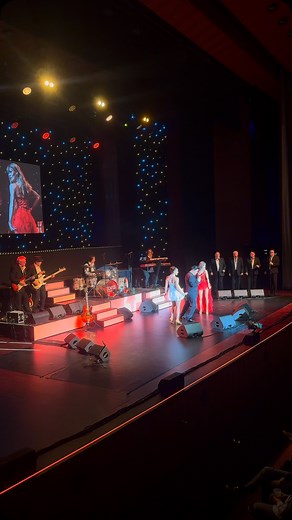 Graham Patrick haut eine Performance raus, die begeistert! Die Dynamik, das Feeling, jeder Schritt sitzt – genau das macht Elvis’ Tanzstil so legendär. Wer bekommt da Lust, selbst loszulegen?🕺 #elvispresley #elvis #tour2025 #liveshow #rocknroll #livemusic #liveshowevent | ELVIS - Das Musical