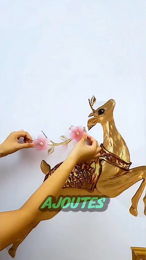 Elle colle un simple sticker et crée un cerf plus vrai que nature ! | Aconto
