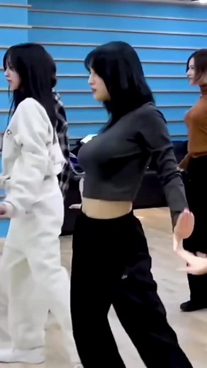 トゥワイスのモモ: 可愛いダンスとセクシーな瞬間