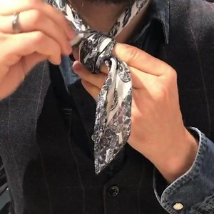 På opfordring, her en lille video der viser hvordan jeg binder mit tørklæde..😎👊🏻 Hav en dejlig dag. #råh #roskilde #howto #bandana #tutorial | Råh Roskilde