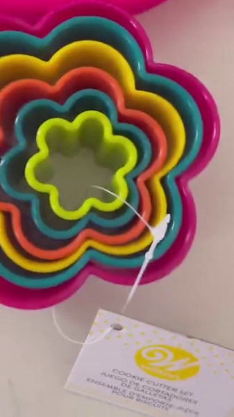 48K views · 339 reactions | Buttercream or royal icing? What's your cookie decorating go-to?  We're loving these buttercream decorated cookies by @ WhiteLittleRanch on Instagram  Tips used: 1A, 2A. Colors used: Aster mauve and buttercup yellow | Wilton Cake Decorating | Facebook