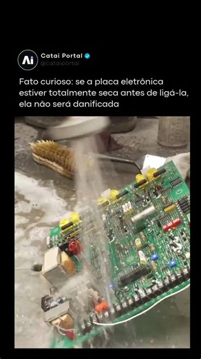 Cataiportal on Instagram: "Molhar uma placa eletrônica estraga o circuito? Surpreendentemente, nem sempre. O maior inimigo da eletrônica não é a água em si, mas a eletricidade passando enquanto ainda existe umidade. Por isso, na indústria, muitas placas são lavadas de forma intencional para remover resíduos. O ponto crítico é simples e essencial: a placa precisa estar 100% seca antes de ser ligada. Existem riscos importantes nesse processo. A água da torneira deixa minerais, uma secagem inadequa