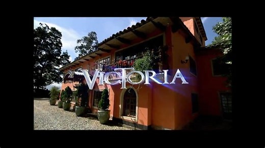 Una nueva primera vez | Victoria experimenta nuevas sensaciones, y Jerónimo descubre un secreto. Los hijos de Victoria tienen que adaptarse a una nueva situación, y cada uno tiene una visión diferente sobre esta. | Tlnovelas y Màs