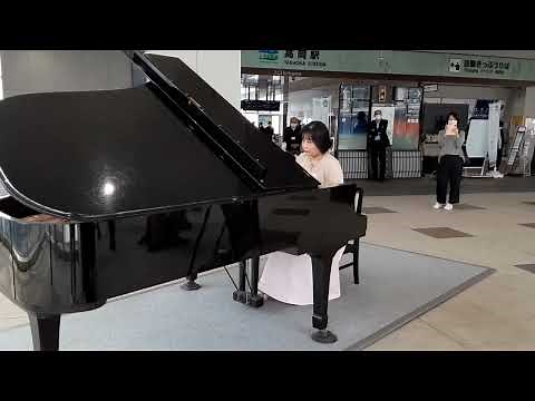 ピアノ奏者石見由美子さんによる高岡駅ストリートピアノの演奏をお届けします♪