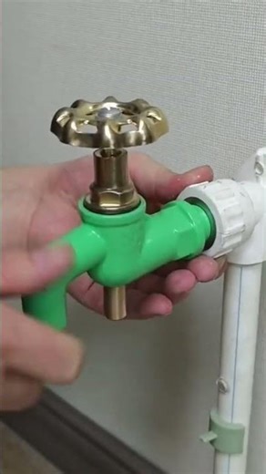 The stage of installing a tap on a PVC pipe is carried out properly and correctly by an expert.