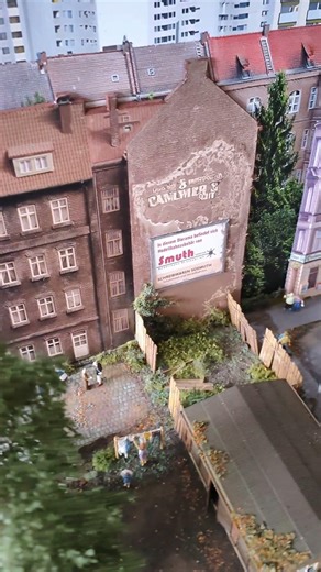 Kanaldeckel, Schachtabdeckungen, Betonwände und Modellbahnkulissen als Module