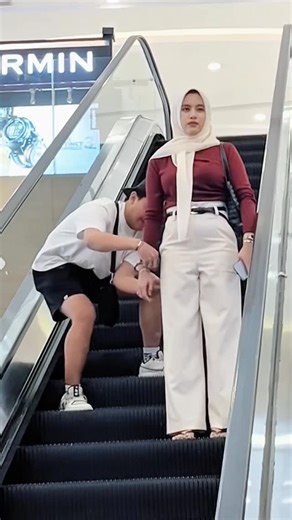 KANG BUCHIN💌 on Instagram: "Handcuff pranks #reelsinstagram #viral #reelsinstagram #prank #reels #fyp #viralreels #viraltiktok #masukberanda"